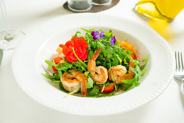 salad with shrimps and arugula