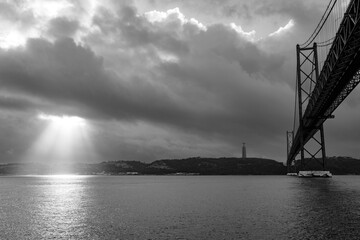 Fototapeta premium 25th of April bridge on a cloudy day