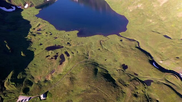 Bergpass Kleiner San Bernardo, Bergsee Lago Verney, Grenze zwischen Frankreich und Italien, Skistation, Skilift, schneebedeckte Alpen, Aostatal, Italien