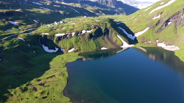 Bergpass Kleiner San Bernardo, Bergsee Lago Verney, Grenze zwischen Frankreich und Italien, Skistation, Skilift, schneebedeckte Alpen, Aostatal, Italien