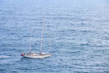 Obraz premium Lonely sailing boat on the sea of Liguria, Italy 