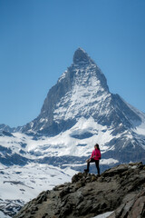 Matterhorn Peak, Great Mountain in Switzerland In winter, snow covers the entire mountain area.Tourists love to hike. Blurred view of tourists standing on a large rock looking beautiful.