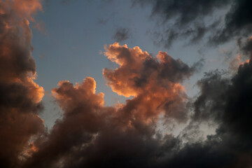 Ciężkie burzowe chmury zbierają się nad polem. © DarSzach