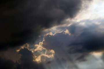 Ciężkie burzowe chmury zbierają się nad polem.  © DarSzach