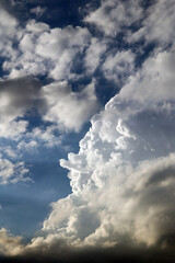 Ciężkie burzowe chmury zbierają się nad polem. 