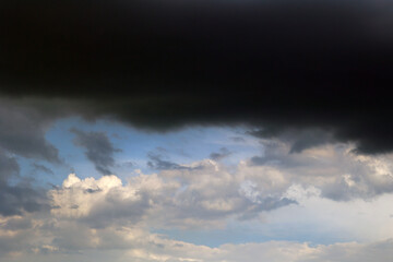 Ciężkie burzowe chmury zbierają się nad polem.  - obrazy, fototapety, plakaty