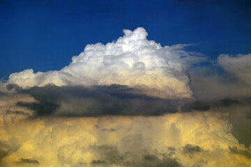 Ciężkie burzowe chmury zbierają się nad polem. © DarSzach