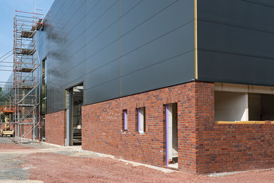 Neubau Industriehalle - Fassadenverkleidung - Isolierte Sandwichelemente