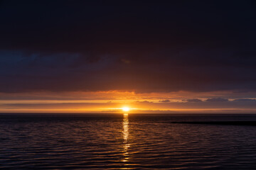 Sonnenuntergang am Meer, Nordsee, Ostfriesland, Deutschland
