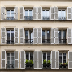Fototapeta na wymiar Paris, beautiful building, boulevard Beaumarchais, in the 11e district, typical windows 