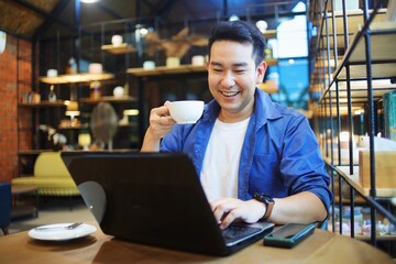 Obraz premium person working on laptop in cafe