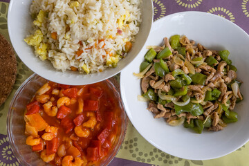 Arroz chino, gambas agridulces y carne con pimientos