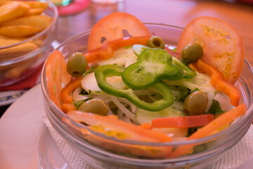 Bol de cristal con ensalada