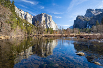 Fototapeta na wymiar Valley View with El Capitan, Bridalveil Falls and a beautiful reflection on the Merced River
