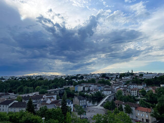 Vue sur la ville en soirée