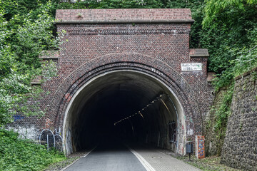Obraz premium Historischer Rott-Tunnel auf dem Eisenbahntrassen-Radweg in Wuppertal 