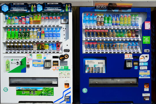 Distributeurs automatiques de boissons à Tokyo au Japon, le 27 juillet 2016