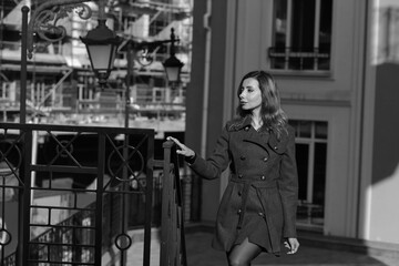 Fototapeta na wymiar Urban portrait of beautiful woman in the street in black and white