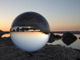 Lensball - Spiegelung am Meeresstrand der Ostsee