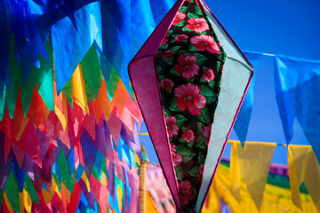 balão decorativo e bandeiras coloridas de festa junina no brasil - obrazy, fototapety, plakaty