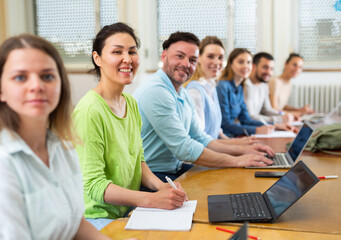 Obraz premium Group adult students listening and writing during business course