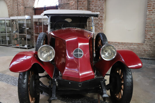 Museum of Industry, C&oacute;rdoba, Argentina. Classic cars. Automobiles. Old cars. Renault NN1. NN. Red car. 