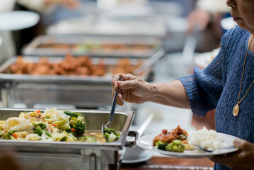 scooping the food, catering, dinner time
