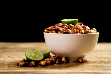 MAIZ PERUANO TOSTADO, CANCHITA PERUANA, EN DIFERENTES TOMAS, ESTE MAIZ VA MUY BIEN CON EL CEVICHE.