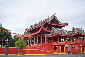 Obraz premium A historical temple with traditional Chinese and Javanese architecture. 