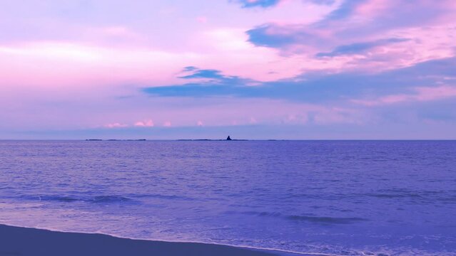 茅ヶ崎のサザンビーチからから見た烏帽子岩の夕焼け空（タイムラプス映像）