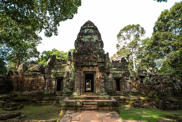 The entrance arch of Ta Som Temple, an ancient sandstone castle in Angkor Wat, Siem Reap, Cambodia.