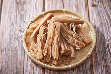 dried noodles in a colander	