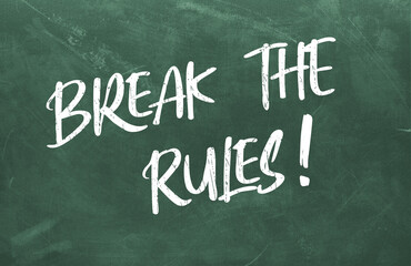 Obraz premium Text Break The Rules written on the green chalkboard
