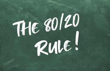 Obraz premium Text The 80 20 Rule written on the green chalkboard