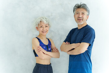 スポーツウェアを着たミドル夫婦のポートレート