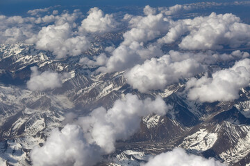 Obraz premium Aerial view of Alaska Range foothills under a cloudy sky.