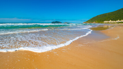 espuma e onda branca   em Florianópolis, Praia do Santinho, praia tropical, Santa Catarina, Brasil, florianopolis