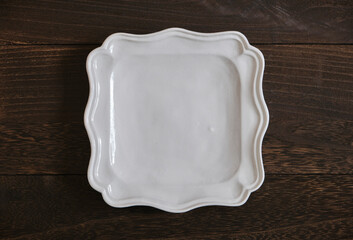 陶器の皿と木目の背景