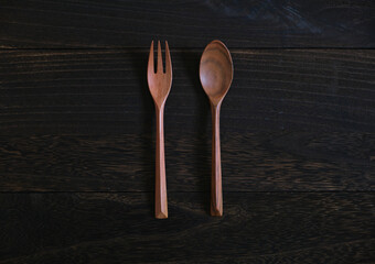 木製フォークとスプーン、木目背景