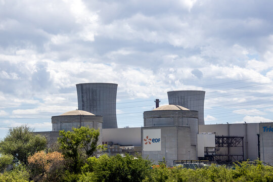 vue de la centrale nucléaire EDF à saint paul trois chateau en france 