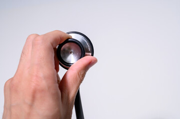 聴診器を持った手元　医療イメージ