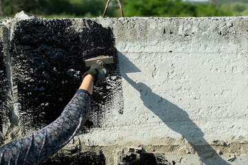 sealing concrete blocks with bituminous mastic
