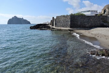 Ischia - Scorcio del Castello Aragonese dalla scogliera della Spiaggia dei Pescatori