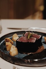 Tuna with sesame seeds crust and potatoes
