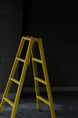 黄色の脚立