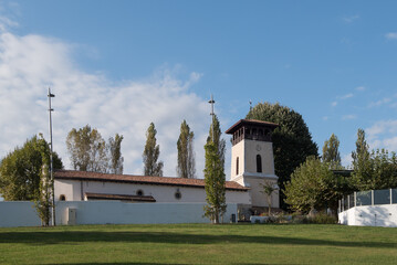 L'église du village d'Arcangues, au Pays Basque - obrazy, fototapety, plakaty