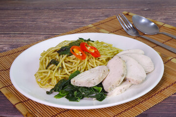 Spaghetti in green curry sauce with chicken breast, Italian-Thai fusion food