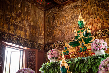 Buda esmeralda con adornos dorados, en templo budista de Chiang Mai, Tailandia
