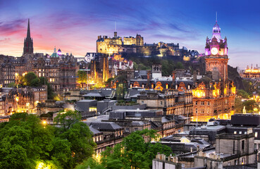 Fototapeta na wymiar Edinburgh skyline at night with castle in Scotland, UK