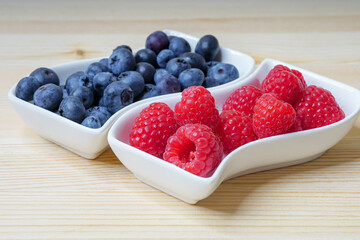 Frische rote Himmbeeren und Heidelbeeren, Stillleben, Nahaufnahme und Detailansicht
